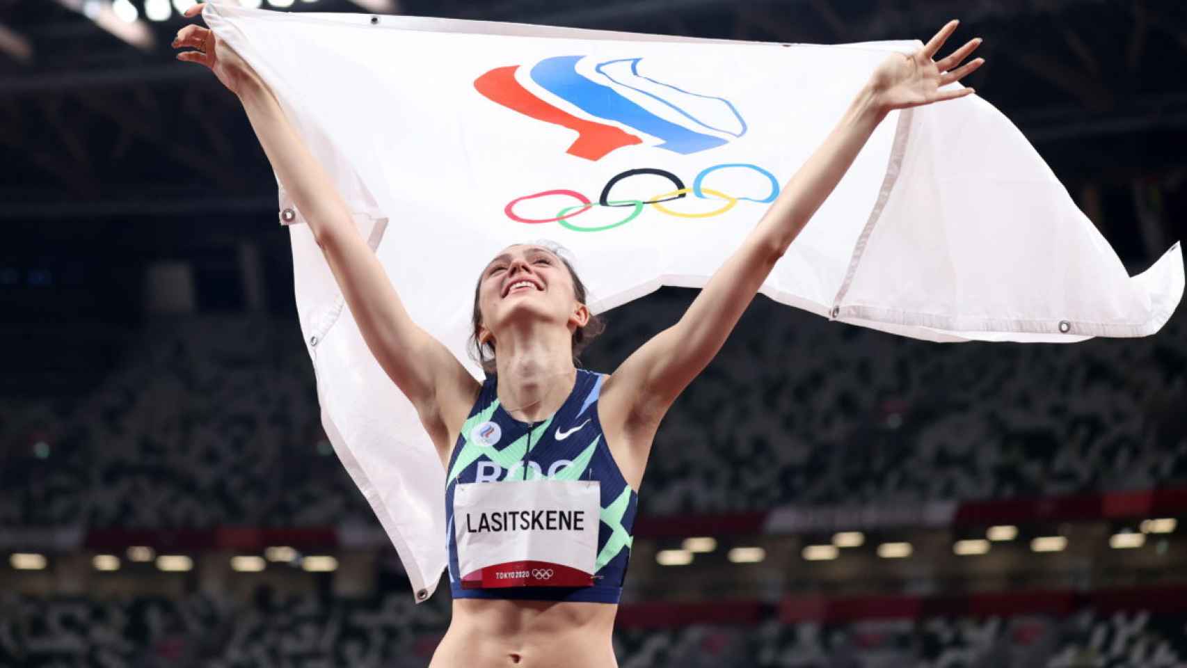 María Lasitskene tras ganar el oro en salto de alturas en los Juegos Olímpicos de Tokio 2020