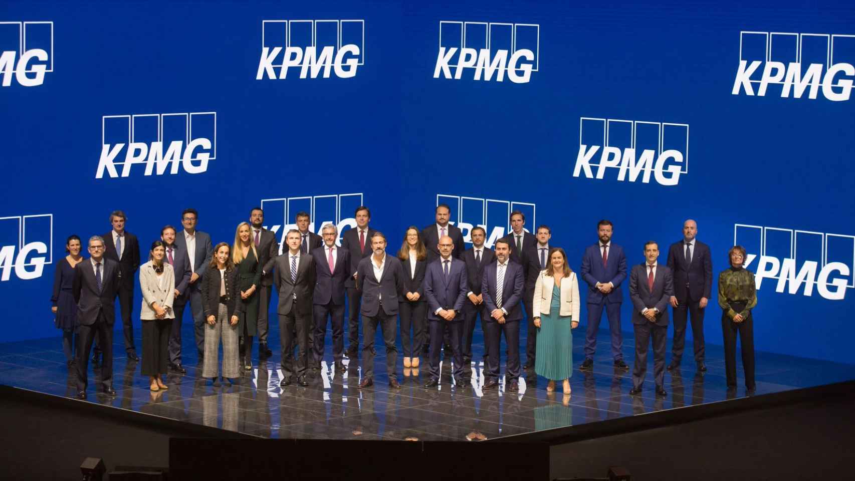 El presidente de KPMG en España, Juanjo Cano, junto a los 25 nuevos socios recientemente nombrados por la firma