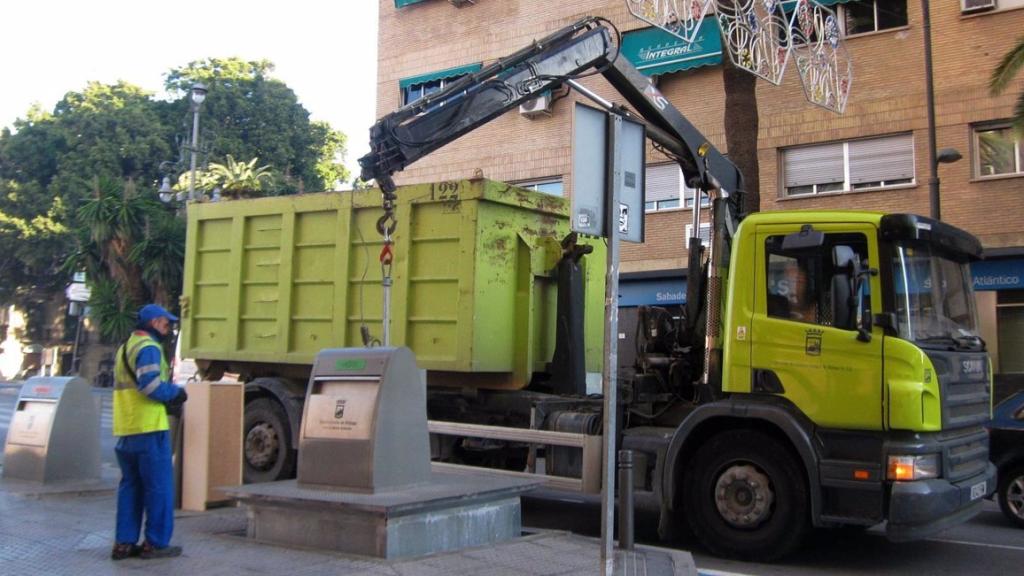 Imagen de un operario de la empresa de limpieza de Málaga.