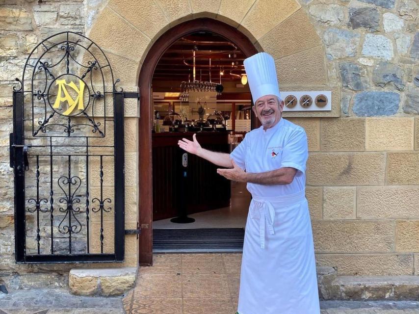 El cocinero a las puertas de su restaurante.