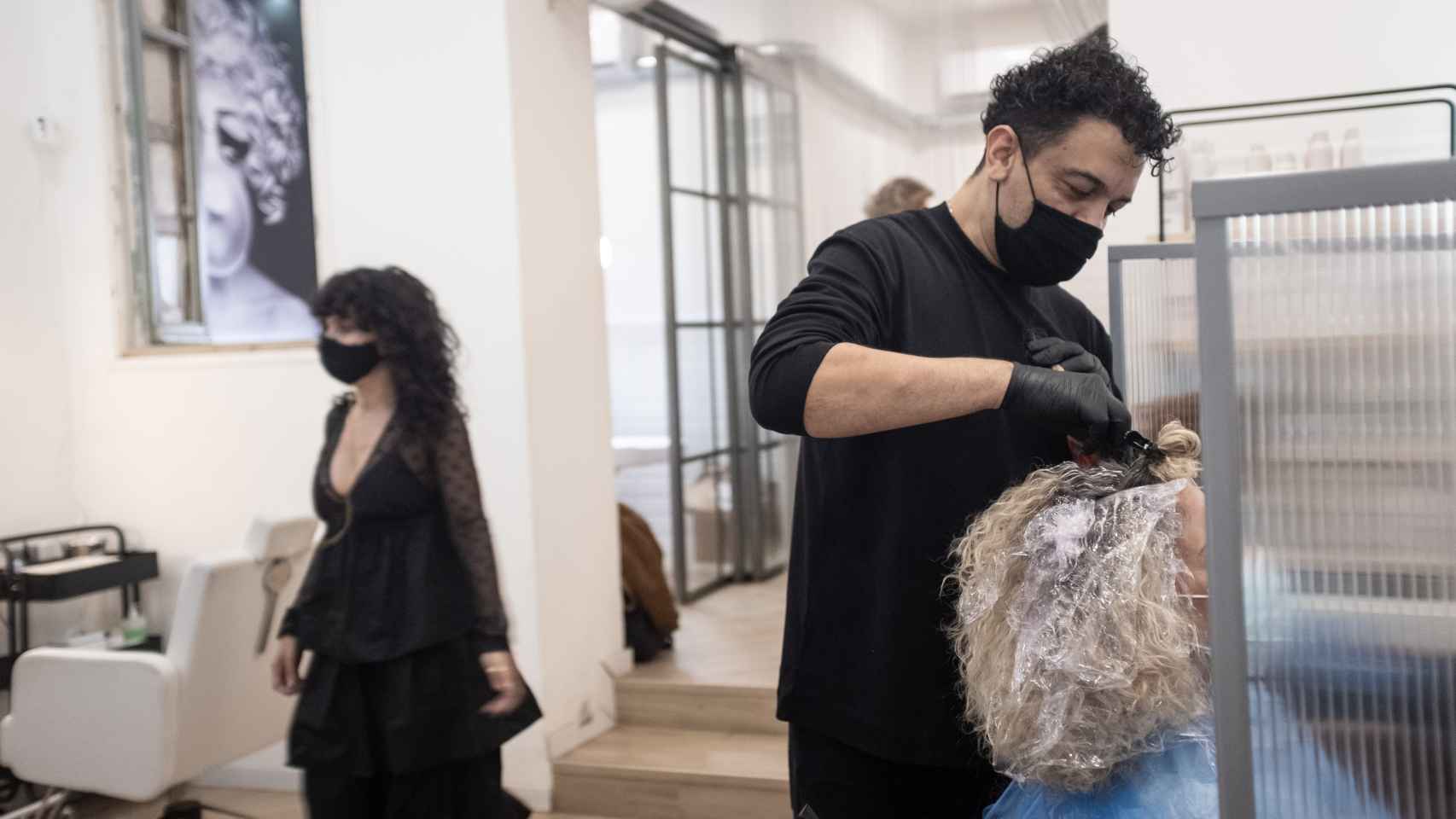 Los peluqueros de La Perfecta pueden llegar a tardar hasta dos horas y media por persona. En la imagen, Jharold tiñe a una clienta.