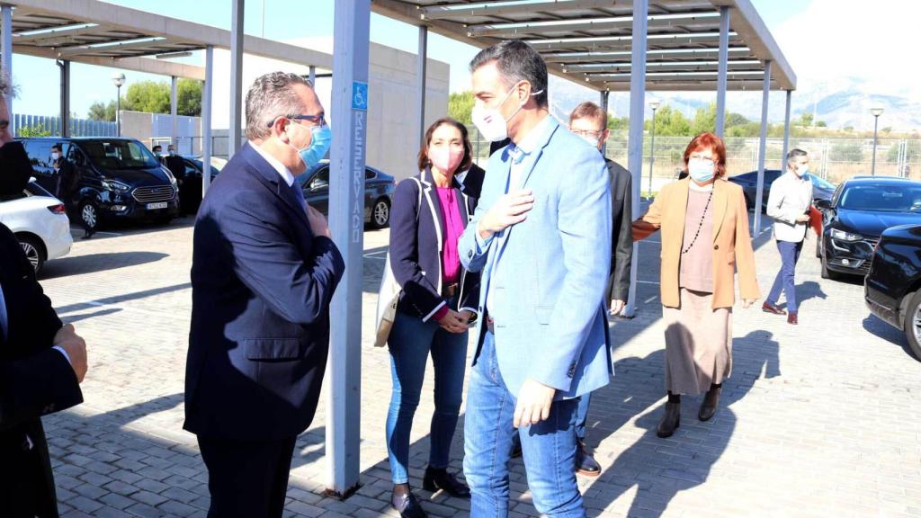 El alcalde de Benidorm, Toni Pérez, recibe a Pedro Sánchez y a la ministra Reyes Maroto, el pasado día 14.