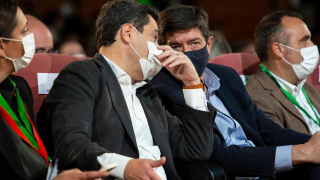 EL presidente de la Junta, Juanma Moreno, hablando con el vicepresidente, Juan Marín.