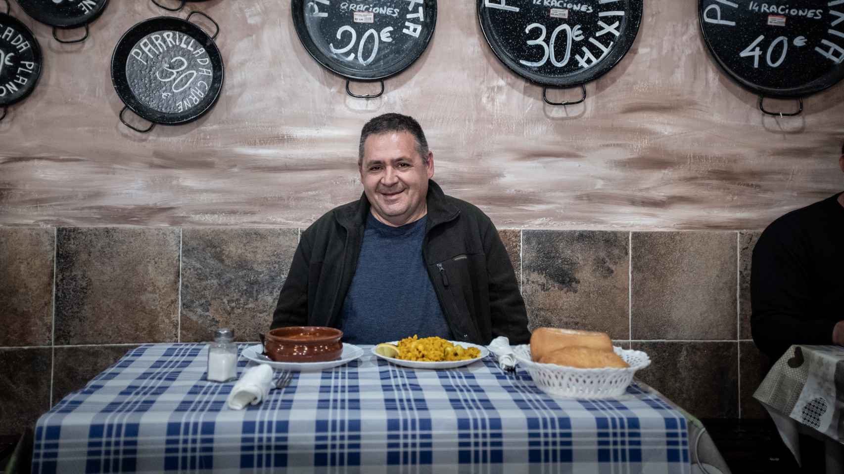 El hostelero Carlos Moreno, en una mesa de su restaurante.