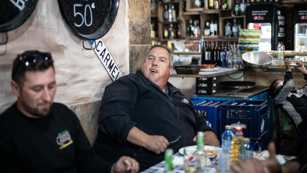 Carmelito, un cliente fiel que lleva ocho años comiendo en El Bocata. Por eso, tiene una placa.