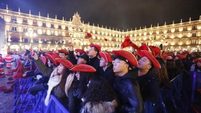 Imagen de archivo de la celebración de la Nochevieja Universitaria de 2019 en la Plaza Mayor