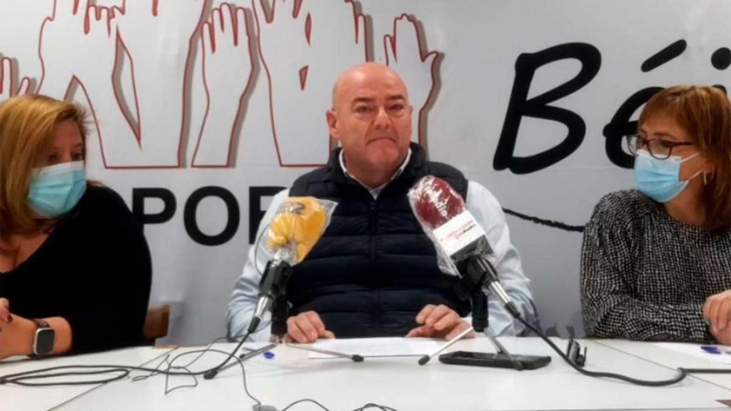 El concejal de Tú Aportas, Javier Garrido, en plena rueda de prensa