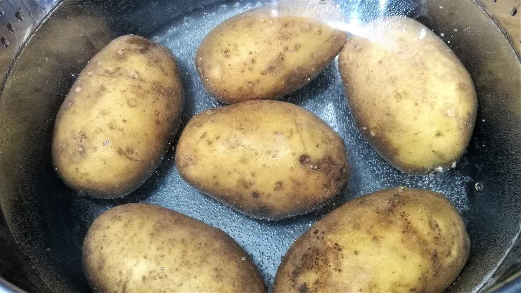 Unas patatas hirviendo.