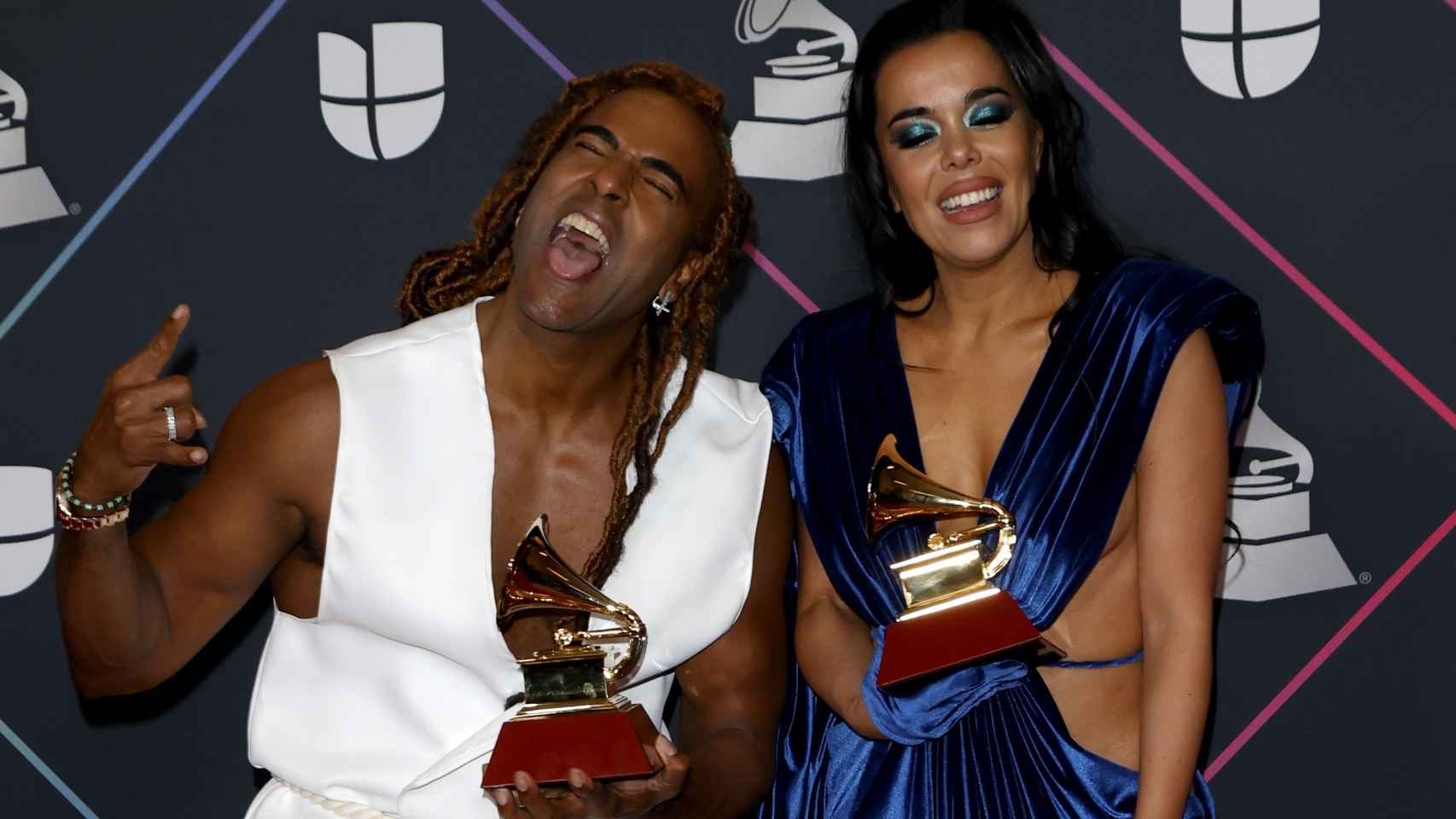 Yotuel con Beatriz Luengo con su Grammy Latino 2021.
