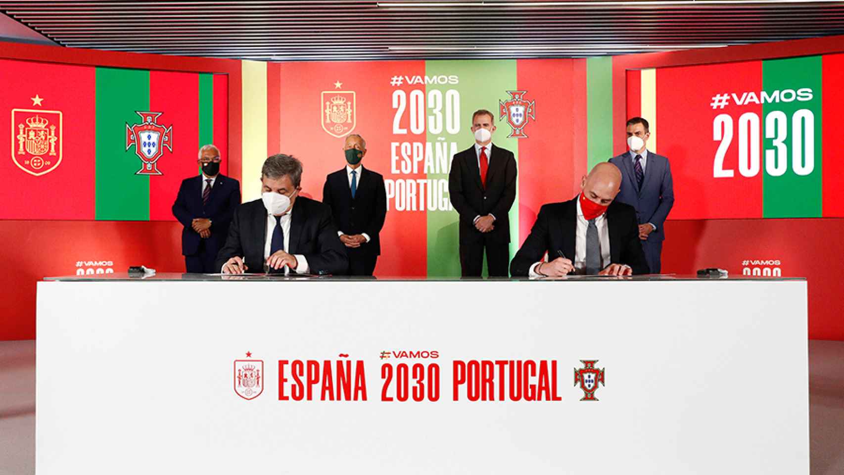 El presidente de la Federación Portuguesa de Fútbol y Luis Rubiales, presidente de la RFEF, firman el acuerdo para la candidatura ibérica del Mundial 2030