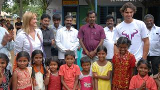 Rafa Nadal y su madre Ana María Parera junto a los niños de la Fundación en la India