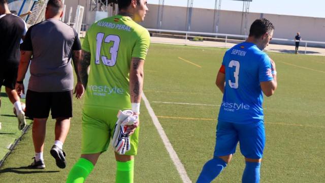 Álvaro Peral saltando al campo en un partido del Almansa. Foto: UD Almansa.