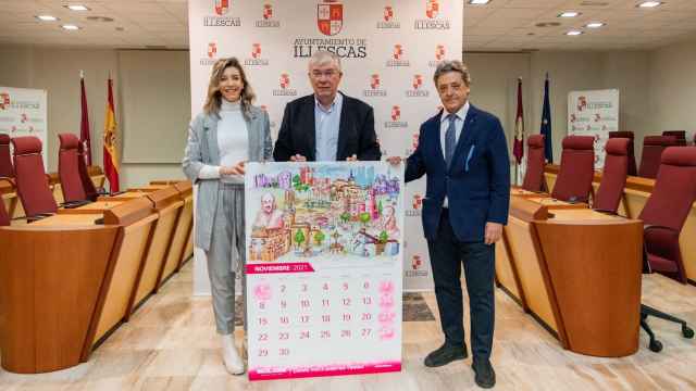 Entrega del calendario al Ayuntamiento de Illescas