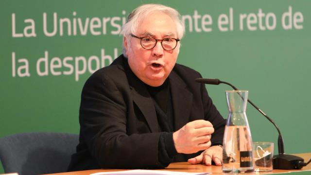 El ministro de Universidades, Manuel Castells, interviene en un acto en la UNED.