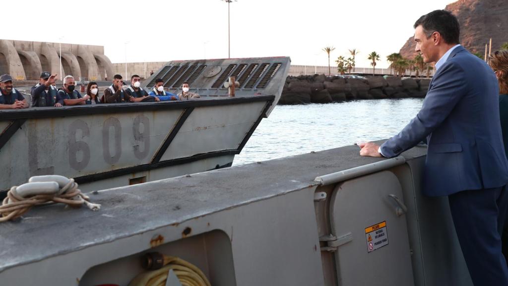 Pedro Sánchez, en aguas canarias durante su visita a la isla de La Palma.