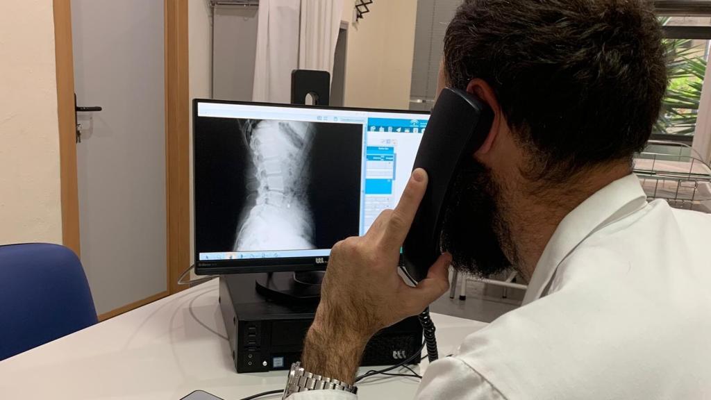 Un médico en su consulta.