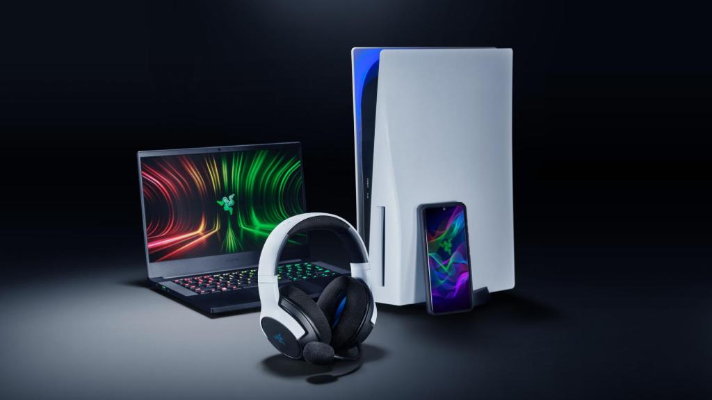 Los auriculares Kaira de Razer junto con la PlayStation 5.