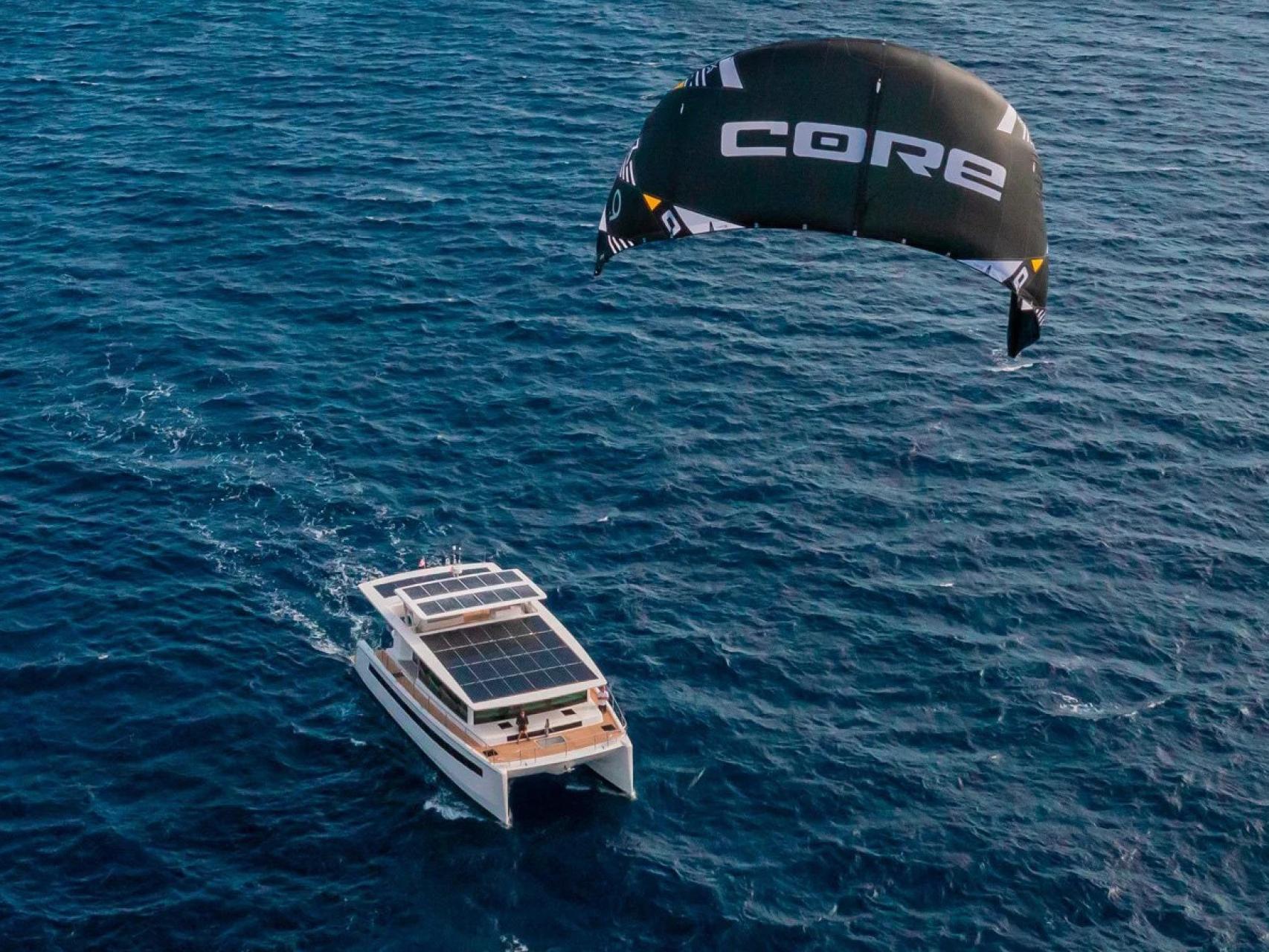 Silent 60, el catamarán de lujo y autonomía infinita: energía solar y  tirado por una cometa