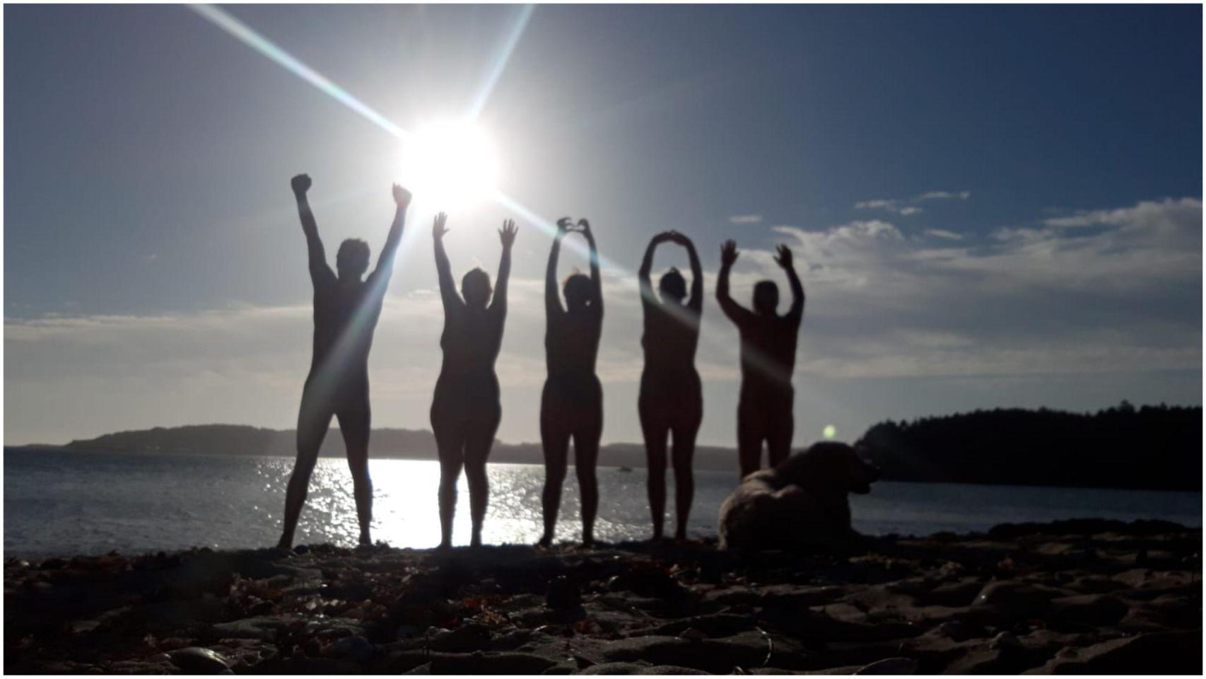 Nudistas en una playa gallega.