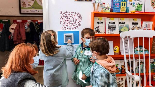 El alumnado de una escuela infantil gallega prueba el botón de emergencia