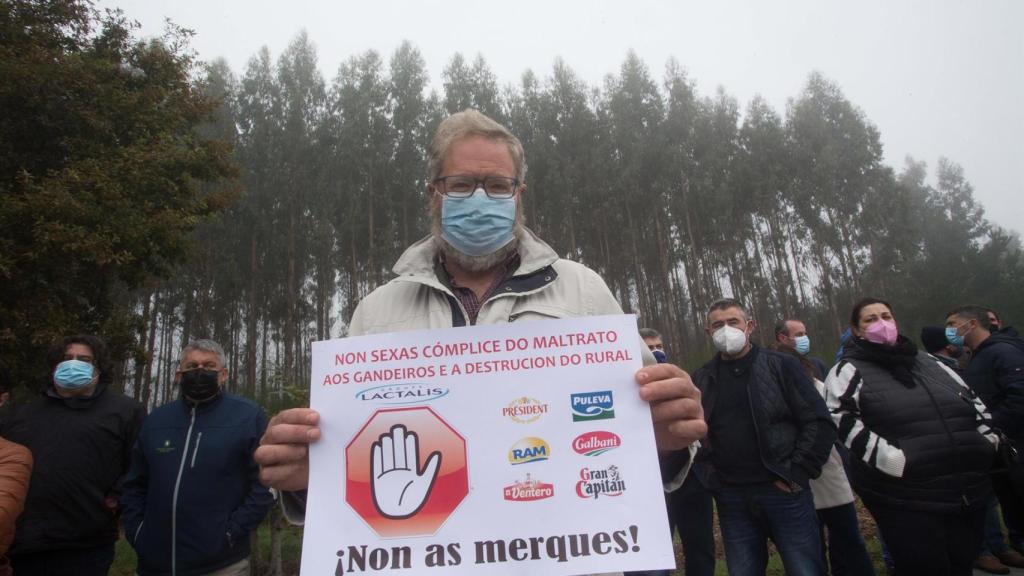 Una persona sostiene una pancarta en una concentración del sector lácteo en Vilalba (Lugo).