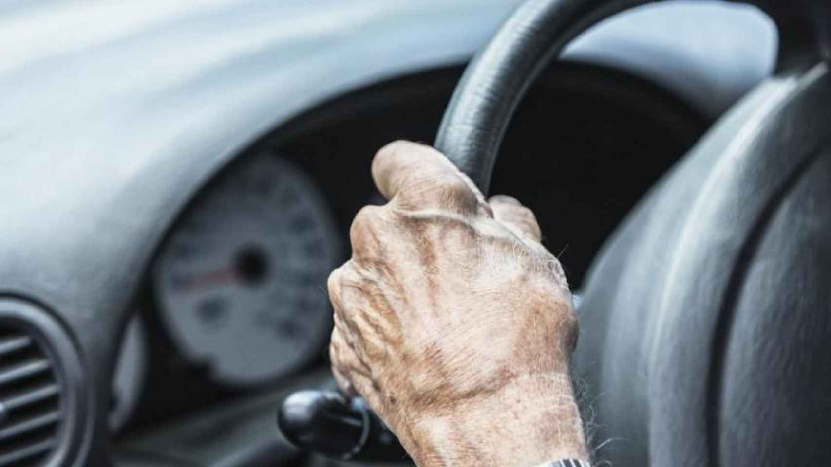 Persona de edad avanzada al volante