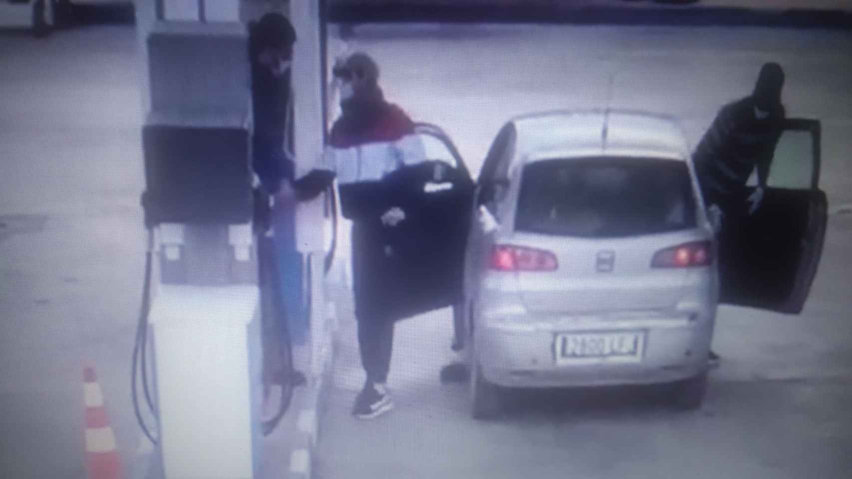 Los atracadores, este viernes, en el momento del robo a la gasolinera de Murcia.