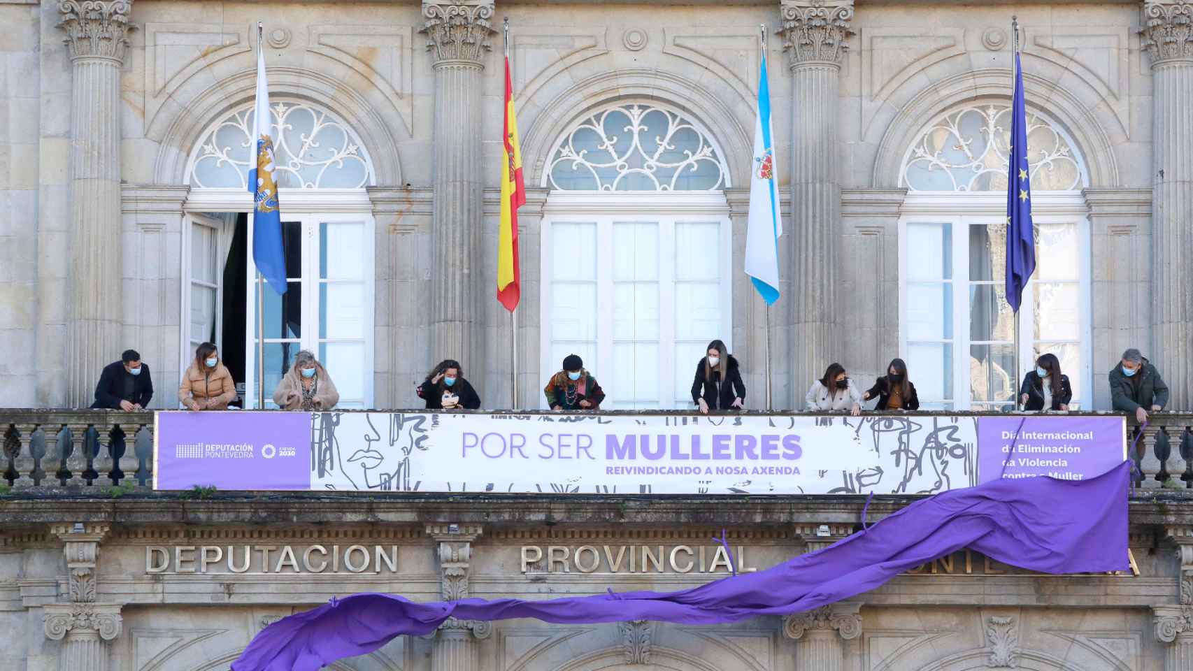 Pancarta en la sede de la Diputación en Pontevedra.