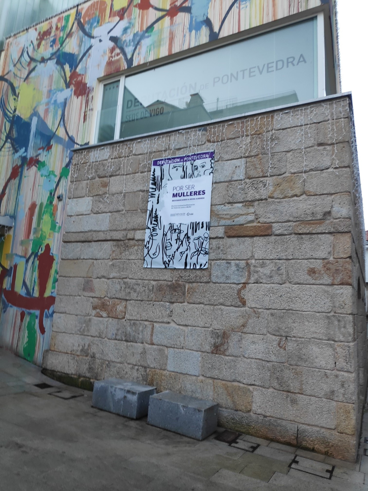 Pancarta en la sede de la Diputación en Vigo. Foto: Diputación de Pontevedra