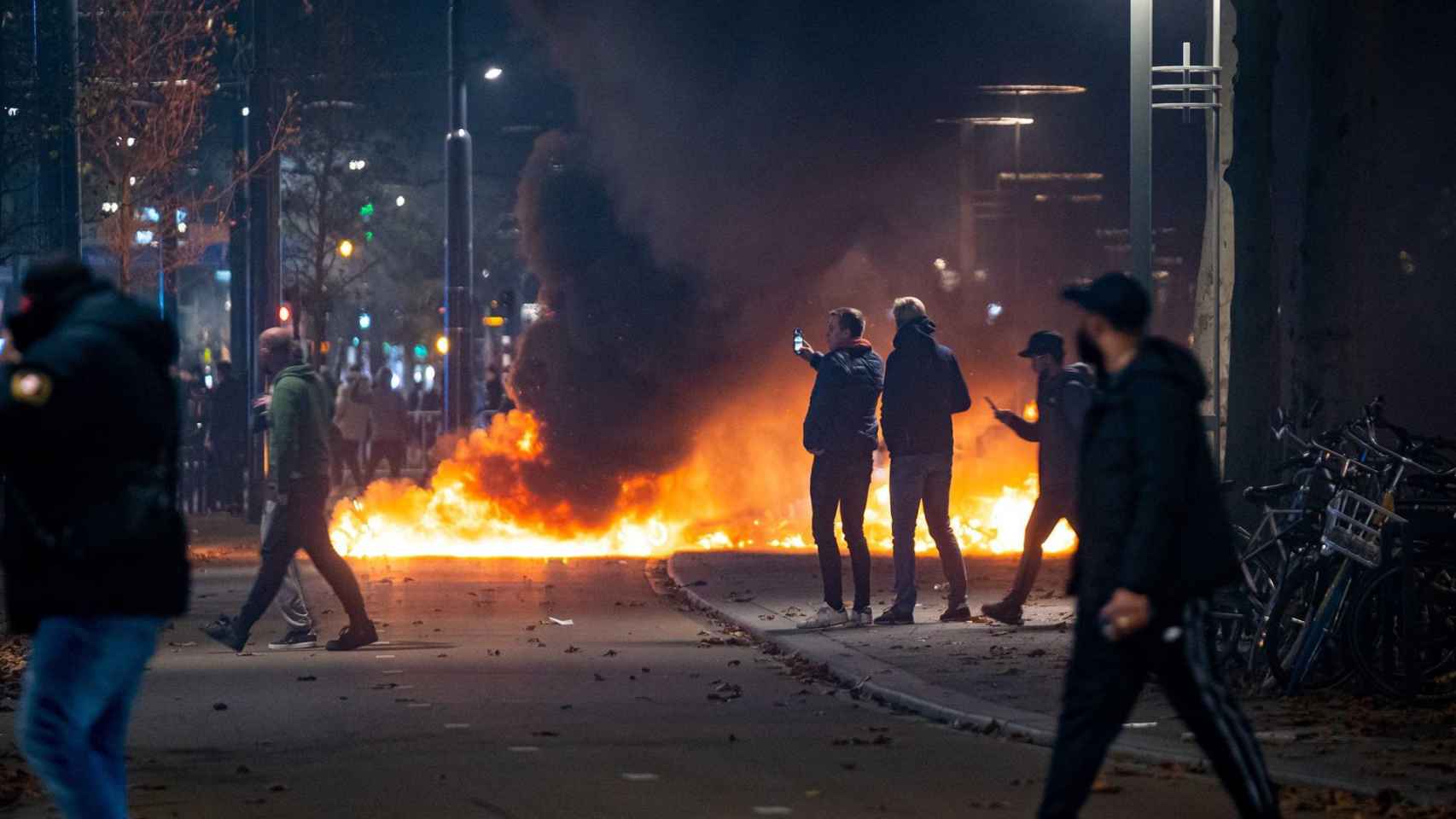 Disturbios en Rotterdam.
