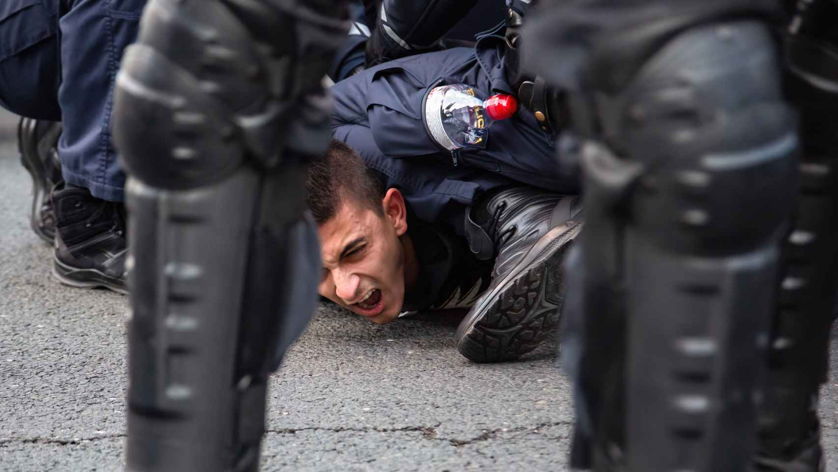 Un manifestante es reducido por la policía en Eslovenia.