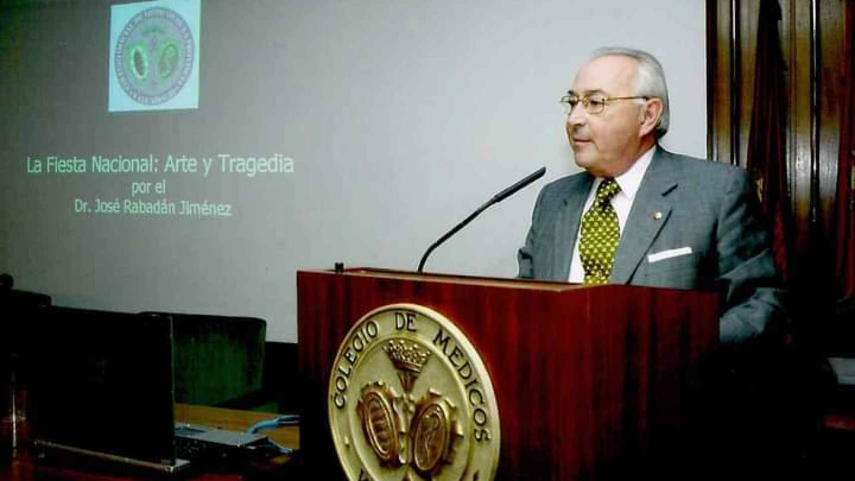 El doctor José Rabadán durante una conferencia