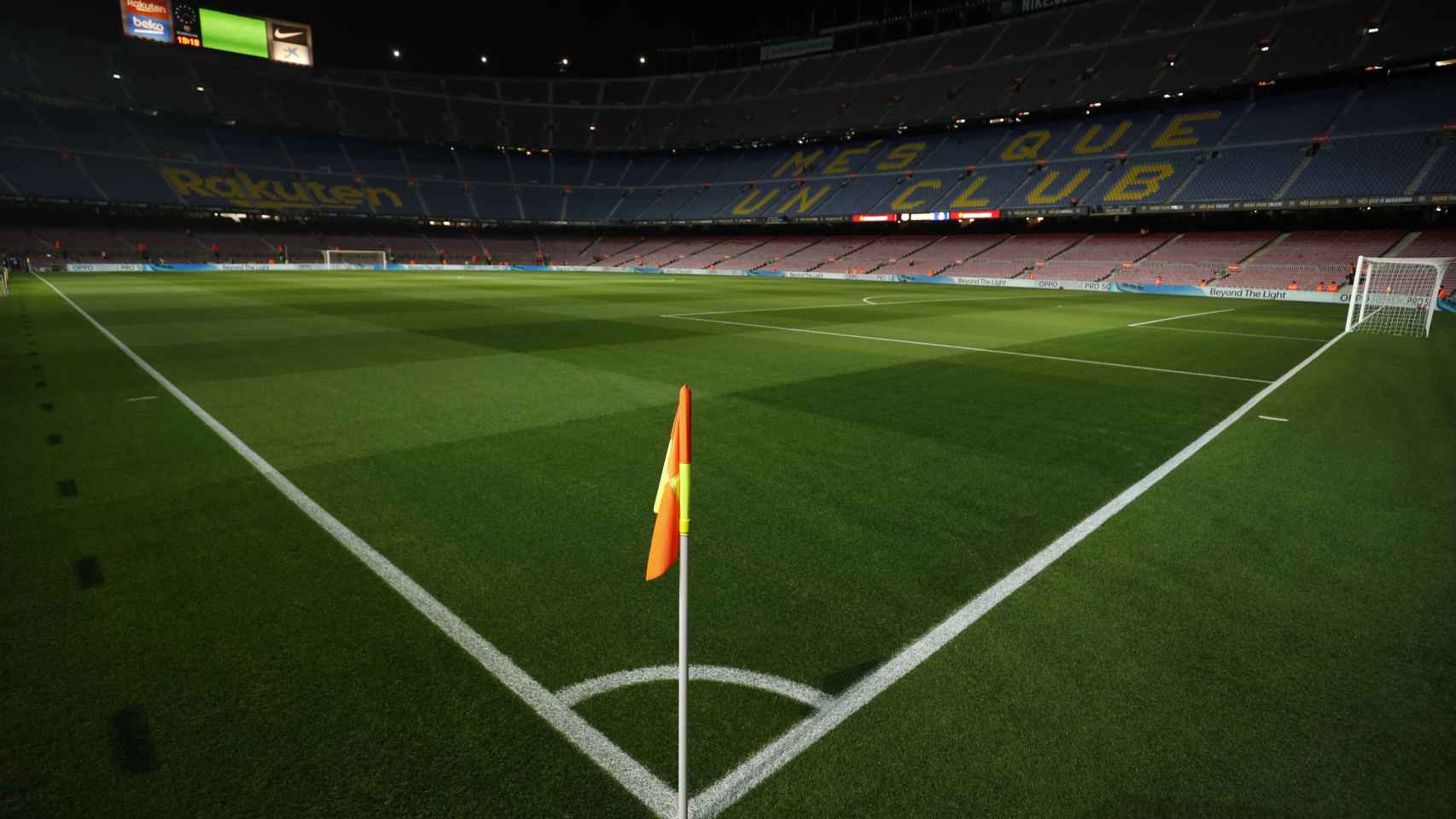 El Camp Nou visto desde el banderín de córner
