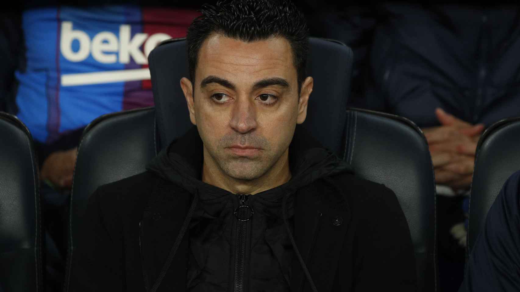 Xavi Hernández, concentrado en el banquillo del Barça
