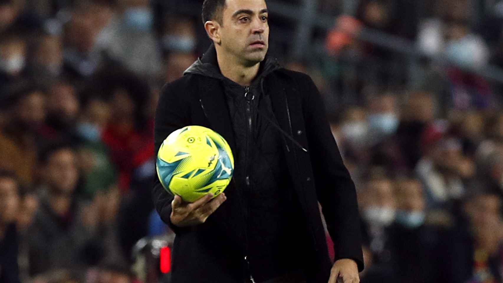Xavi Hernández con el balón en la mano