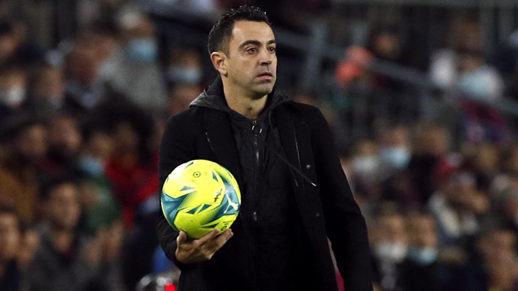 Xavi Hernández con el balón en la mano.
