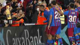 Los jugadores del Barça celebran el gol de Depay