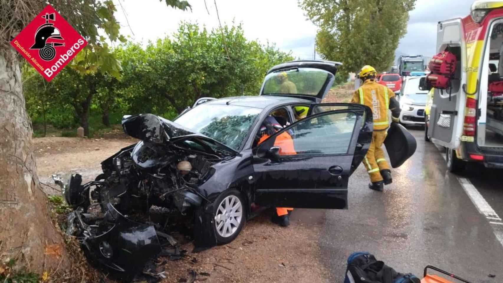 El vehículo, estrellado contra un árbol en Orihuela en la mañana de este sábado.