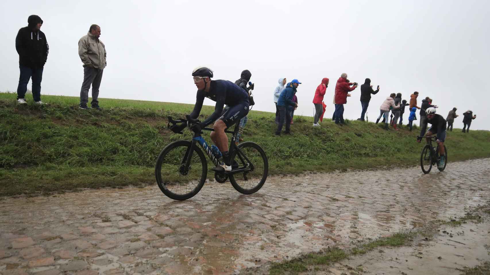 Matteo Jorgenson en la disputa de la Paris-Roubaix 2021