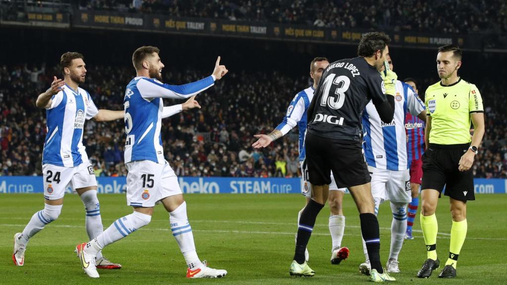 Los jugadores del Espanyol protestan el penalti al colegiado