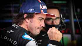 Fernando Alonso cerrando el puño dentro del garaje de Alpine