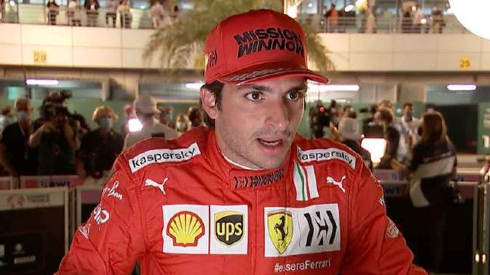 Carlos Sainz atiende a los medios de comunicación en el Gran Premio de Catar