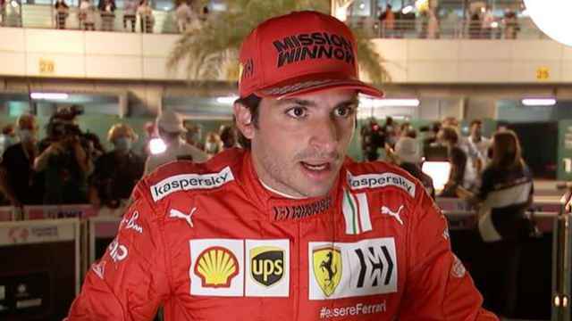 Carlos Sainz atiende a los medios de comunicación en el Gran Premio de Catar