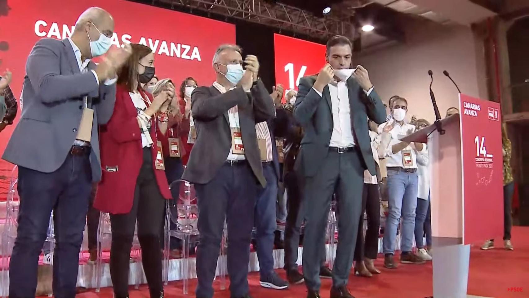 Los líderes socialistas canarios, junto a Pedro Sánchez, en el XIV Congreso del PSOE de las islas.