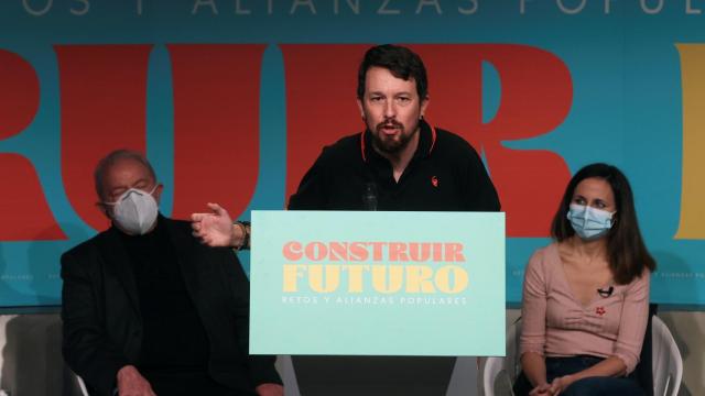 Pablo Iglesias interviene con Lula da Silva e Ione Belarra tras él en el acto 'Construir futuro: retos y alianzas populares'.