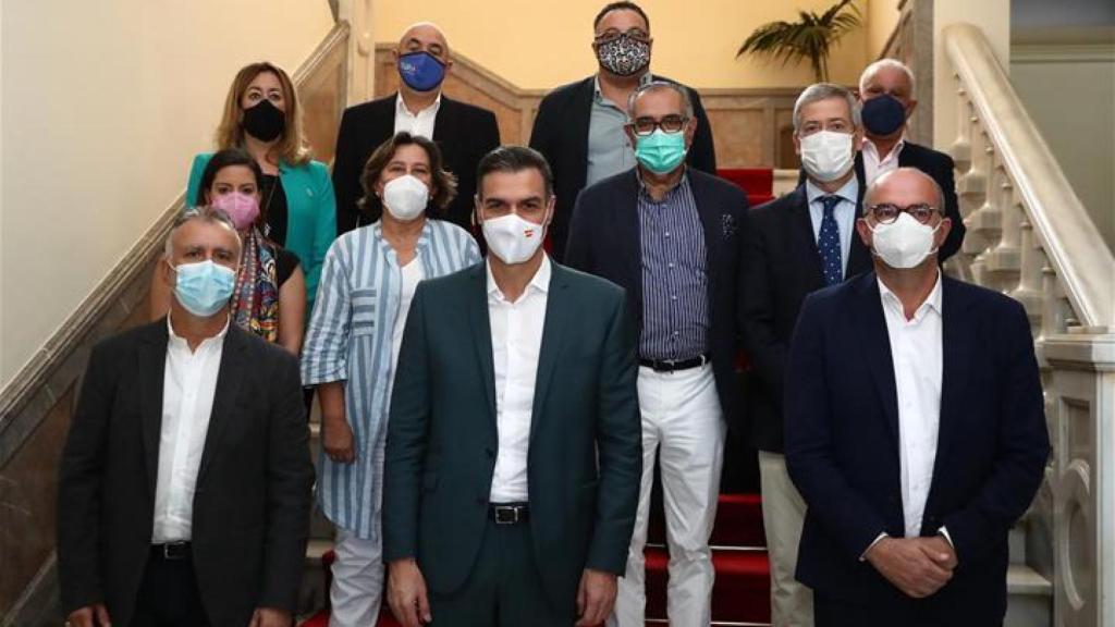 Pedro Sánchez con representantes del sector turístico de Canarias.