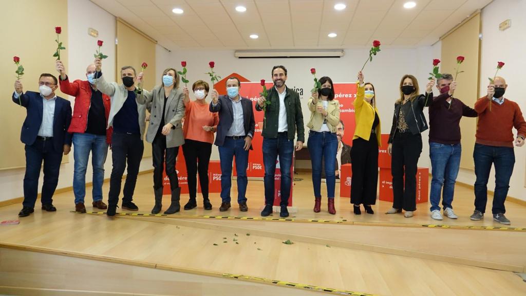 Dani Pérez rodeado de altos cargos del PSOE en el cierre de su campaña.