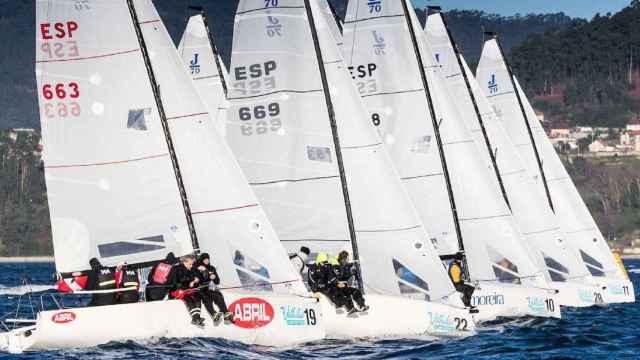 ‘Abril Rojo’ lidera las Villalia Winter Series de J70 de Vigo