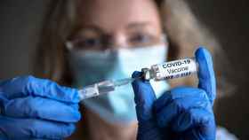Una enfermera con una vacuna contra la Covid.