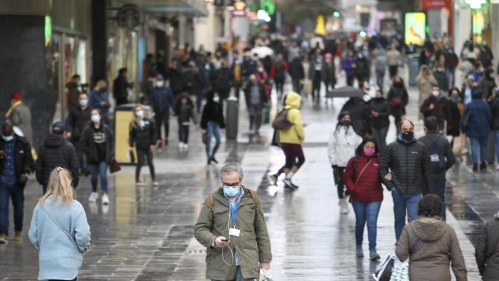 Peatones en una calle de España.